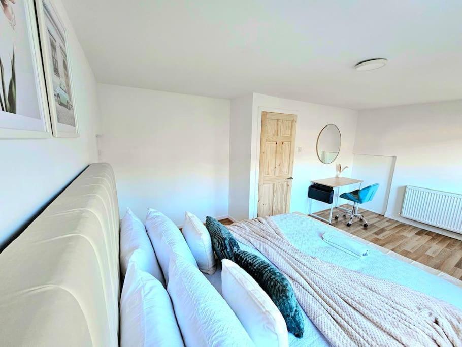 Spacious Haven With Free Parking กลาสโกว์ ภายนอก รูปภาพ