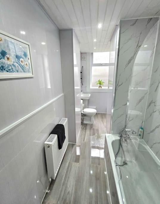 Spacious Haven With Free Parking กลาสโกว์ ภายนอก รูปภาพ