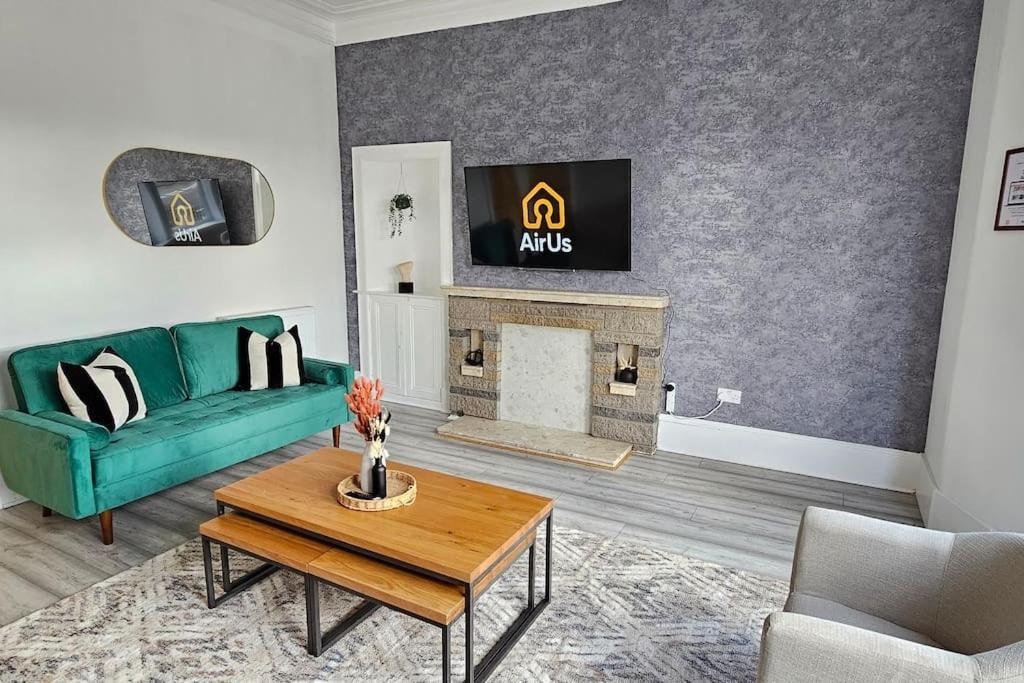 Spacious Haven With Free Parking กลาสโกว์ ภายนอก รูปภาพ