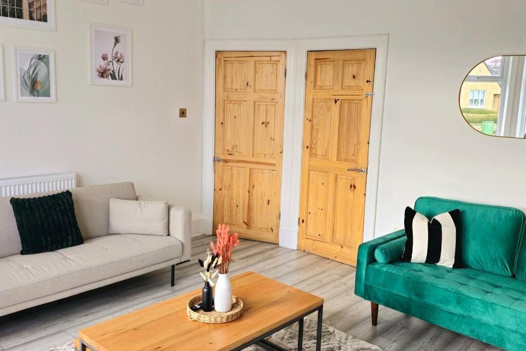 Spacious Haven With Free Parking กลาสโกว์ ภายนอก รูปภาพ