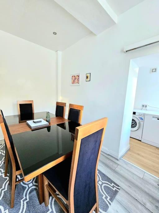 Spacious Haven With Free Parking กลาสโกว์ ภายนอก รูปภาพ